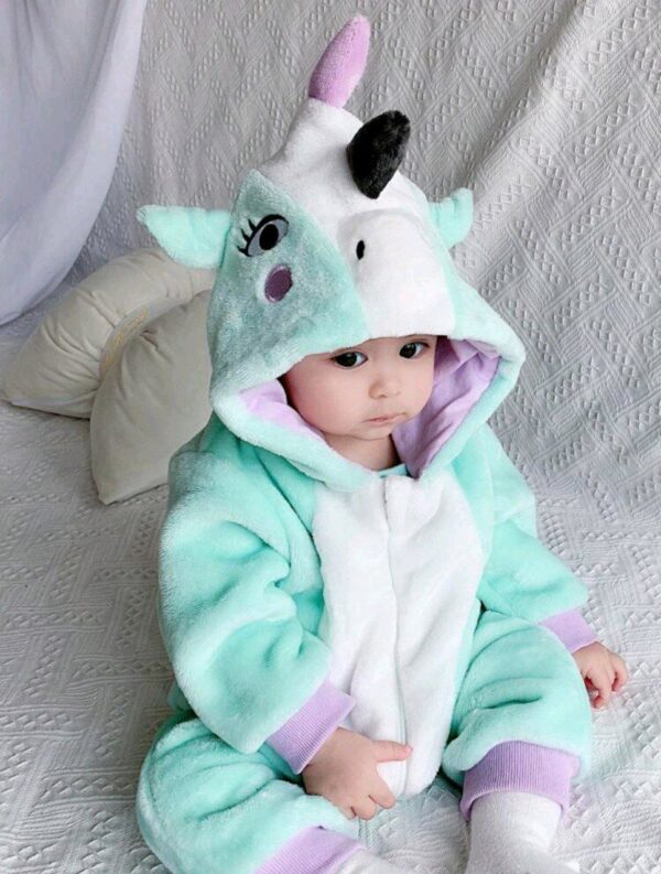 SHEIN Persoplay Kids بدلة تصميم أذن ثلاثي الأبعاد قبعة قطيفي للبنات الاطفال