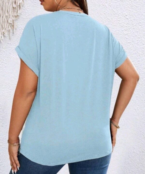 ⁦SHEIN Essnce تي شيرت موحدة اللون اكمام جناح الخفاش مقاس كبير⁩ - الصورة ⁦3⁩