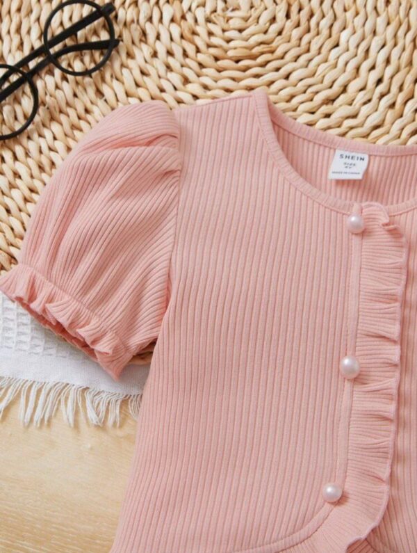 ⁦SHEIN فتاة صغيرة تي شيرت من الريب مع كم منتفخ وحليات من اللؤلؤ الاصطناعي وكشكش في الهيم⁩ - الصورة ⁦4⁩