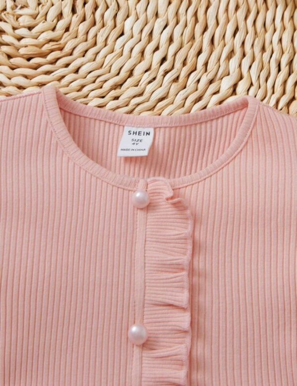 ⁦SHEIN فتاة صغيرة تي شيرت من الريب مع كم منتفخ وحليات من اللؤلؤ الاصطناعي وكشكش في الهيم⁩ - الصورة ⁦5⁩