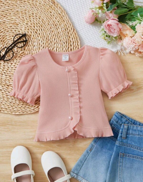 ⁦SHEIN فتاة صغيرة تي شيرت من الريب مع كم منتفخ وحليات من اللؤلؤ الاصطناعي وكشكش في الهيم⁩ - الصورة ⁦3⁩