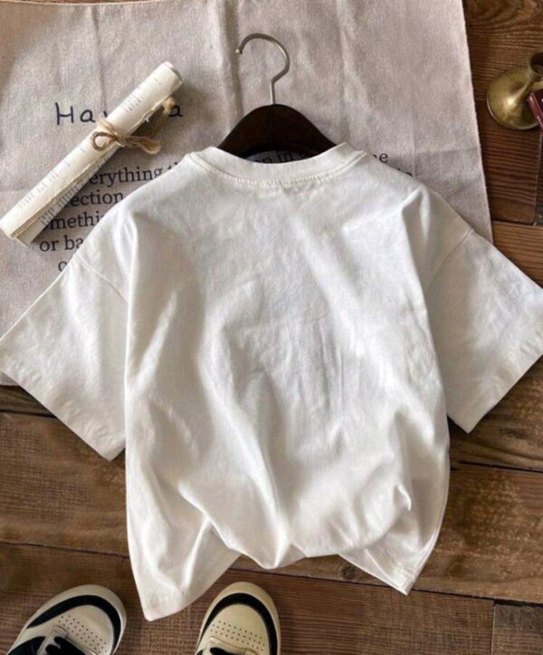 ⁦SHEIN تي شيرت قصير الأكمام مناسب لفتاة المراهقة المينيمالية بطبعة حروف مناسب للصيف⁩ - الصورة ⁦3⁩