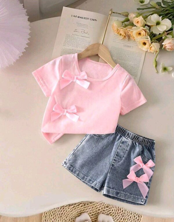 ⁦SHEIN طقم من قطعتين للفتيات الصغيرات، طقم ملابس كيوت للأطفال الصغار، سراويل جينز كاجوال وتيشيرت عقدة الفراشة ذو لون سادة، خفيف وراحة⁩ - الصورة ⁦4⁩