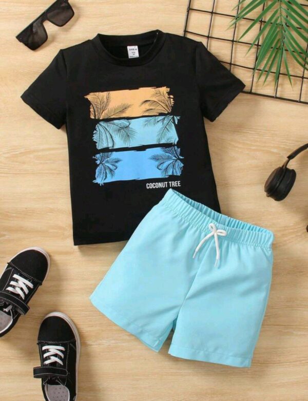 ⁦SHEIN Explorewe طقم علوي وشورت ملون بطباعة شجرة جوز الهند والحروف للصبيان الصغار⁩ - الصورة ⁦3⁩