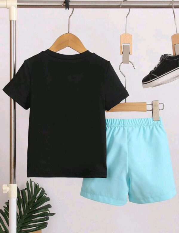 ⁦SHEIN Explorewe طقم علوي وشورت ملون بطباعة شجرة جوز الهند والحروف للصبيان الصغار⁩ - الصورة ⁦5⁩
