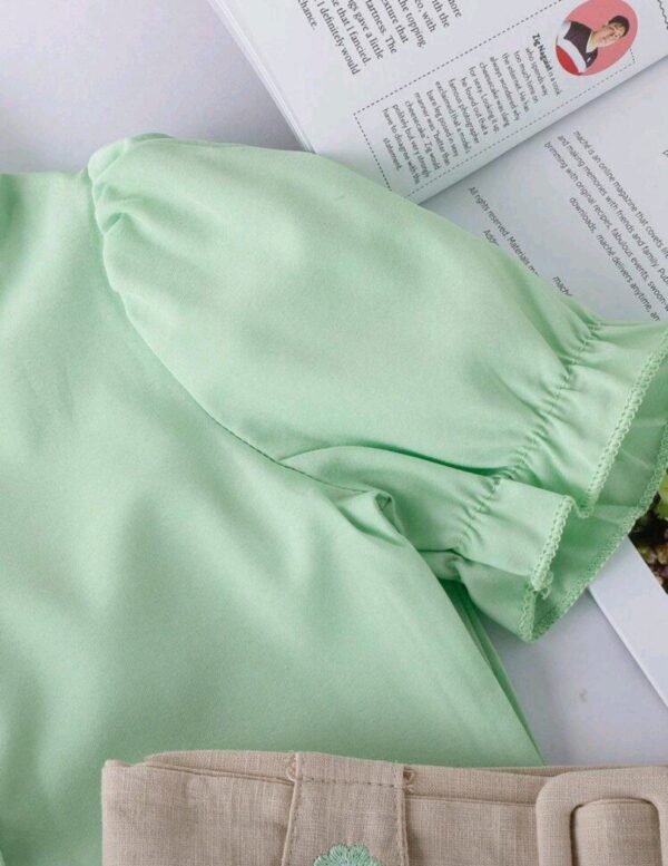 ⁦SHEIN بلوزة قصيرة أنيقة بأكمام منتفخة واطراف ملتفة للفتاة الرضيعة ومجموعة شورت مطرز بالزهور للصيف، تناسب الملابس العادية⁩ - الصورة ⁦5⁩
