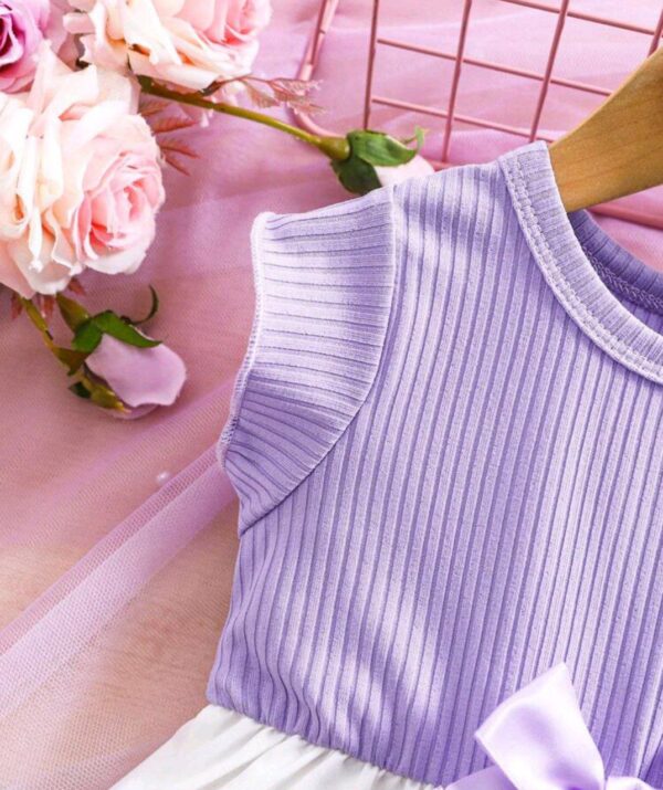 ⁦SHEIN Vintaside Kids فستان قطعة واحدة للبنت الصغيرة من الحرير بطبعة زهرية وأكمام قصيرة برقبة كشكش بنفسجي وأبيض مريح وعادي، مناسب لرحلات الصيف والخارج⁩ - الصورة ⁦7⁩