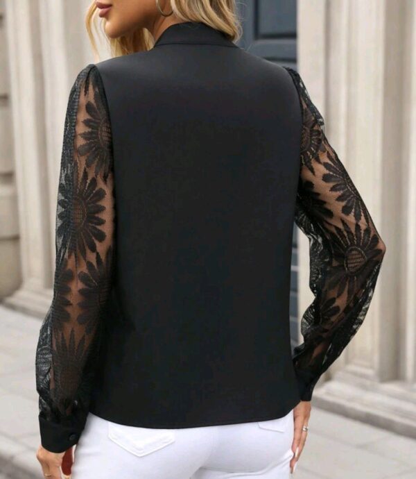 ⁦SHEIN Clasi قميص نسائي أنيق منقوش بنقشة زهرة دوار بلون أساسي وتصميم رقعة من الدانتيل، مناسب للخريف والشتاء⁩ - الصورة ⁦5⁩